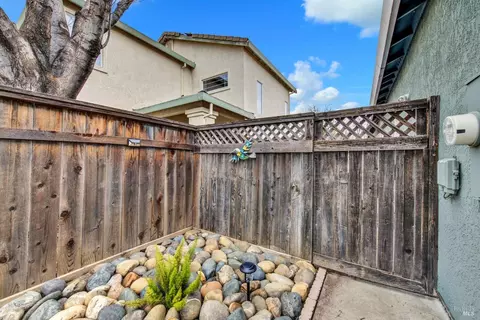Exterior - 573 Edenderry Dr, Vacaville, CA 95688 photo 29 of 31