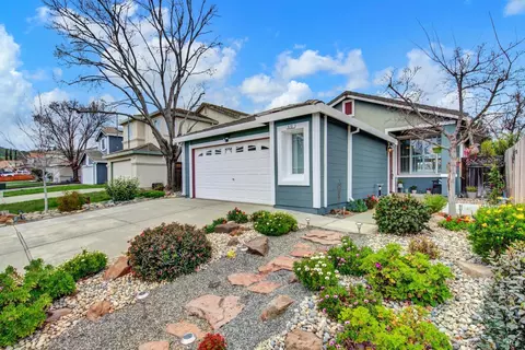 Exterior - 573 Edenderry Dr, Vacaville, CA 95688 photo 4 of 31