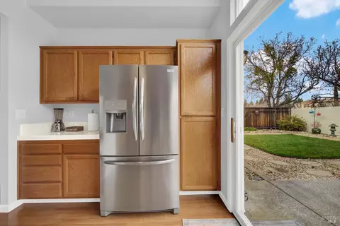 Kitchen - 573 Edenderry Dr, Vacaville, CA 95688 photo 9 of 13