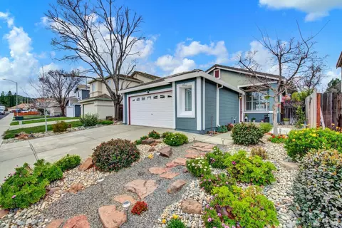Exterior - 573 Edenderry Dr, Vacaville, CA 95688 photo 5 of 31
