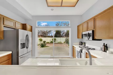 Kitchen - 573 Edenderry Dr, Vacaville, CA 95688 photo 2 of 13