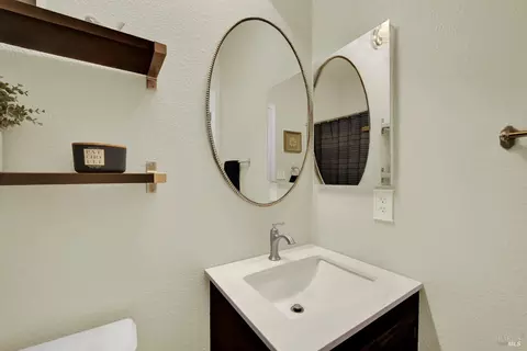 Bath - 573 Edenderry Dr, Vacaville, CA 95688 photo 4 of 8
