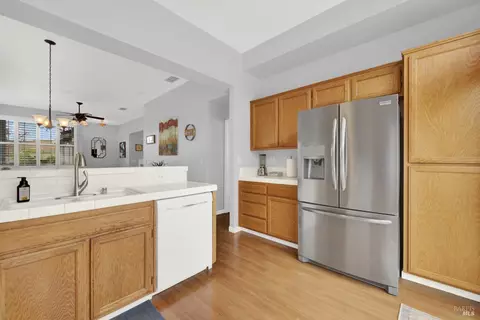 Kitchen - 573 Edenderry Dr, Vacaville, CA 95688 photo 8 of 13