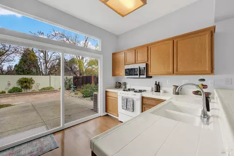 Kitchen - 573 Edenderry Dr, Vacaville, CA 95688 photo 4 of 13