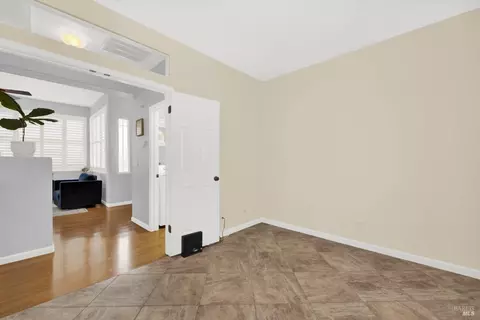 Living - 573 Edenderry Dr, Vacaville, CA 95688 photo 9 of 10