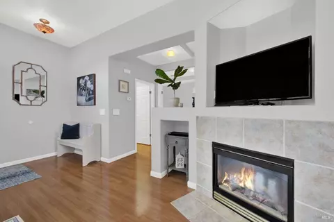 Living - 573 Edenderry Dr, Vacaville, CA 95688 photo 7 of 10