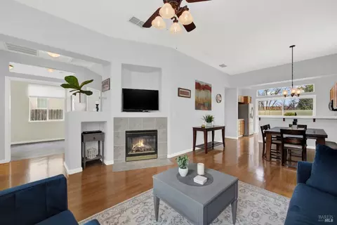Living - 573 Edenderry Dr, Vacaville, CA 95688 photo 4 of 10