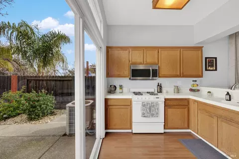 Kitchen - 573 Edenderry Dr, Vacaville, CA 95688 photo 5 of 13
