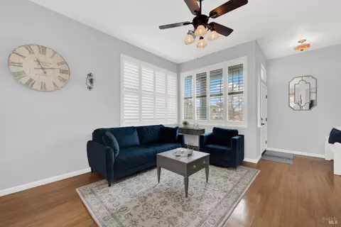 Living - 573 Edenderry Dr, Vacaville, CA 95688 photo 5 of 10