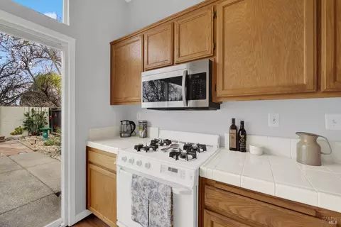Kitchen - 573 Edenderry Dr, Vacaville, CA 95688 photo 11 of 13