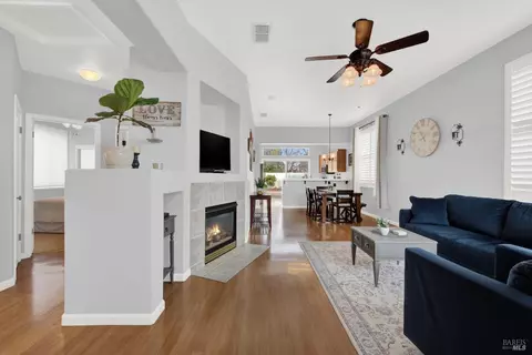 Living - 573 Edenderry Dr, Vacaville, CA 95688 photo 1 of 10