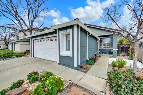 Exterior - 573 Edenderry Dr, Vacaville, CA 95688 photo 6 of 31