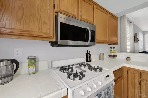 Kitchen - 573 Edenderry Dr, Vacaville, CA 95688 photo 12 of 13