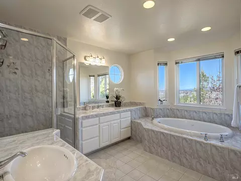 Bath - 1011 Glen Eagle Dr, Petaluma, CA 94952 photo 2 of 6