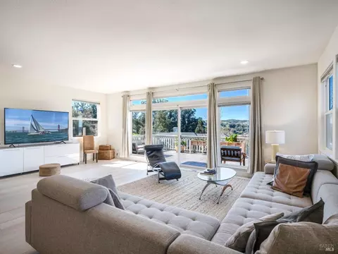 Living - 1011 Glen Eagle Dr, Petaluma, CA 94952 photo 4 of 5