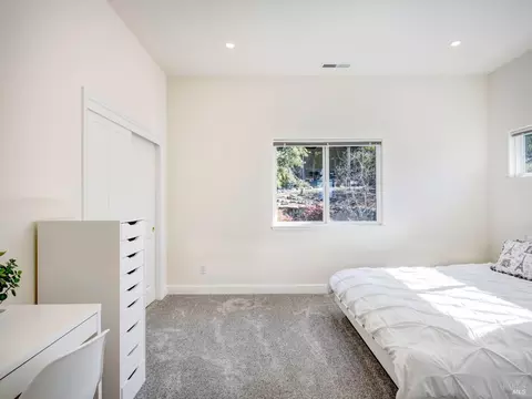 Bedroom - 1011 Glen Eagle Dr, Petaluma, CA 94952 photo 5 of 8