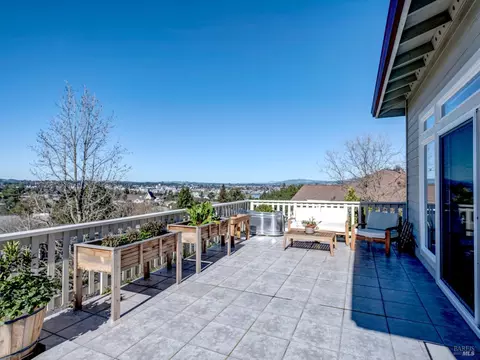 Exterior - 1011 Glen Eagle Dr, Petaluma, CA 94952 photo 5 of 10