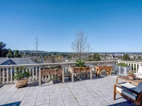 Exterior - 1011 Glen Eagle Dr, Petaluma, CA 94952 photo 3 of 10