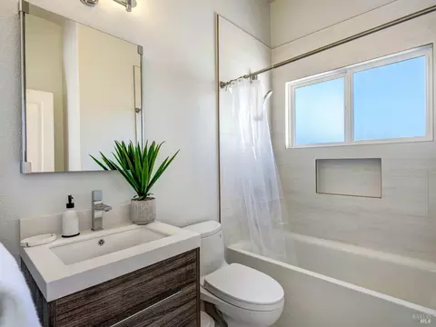 Bath - 1011 Glen Eagle Dr, Petaluma, CA 94952 photo 4 of 6