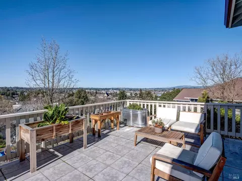 Exterior - 1011 Glen Eagle Dr, Petaluma, CA 94952 photo 4 of 10