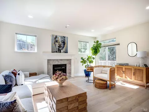 Living - 1011 Glen Eagle Dr, Petaluma, CA 94952 photo 2 of 5