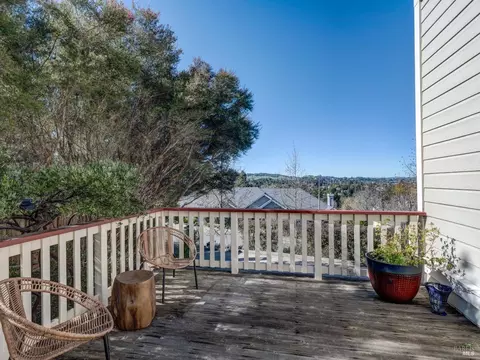 Exterior - 1011 Glen Eagle Dr, Petaluma, CA 94952 photo 2 of 10