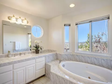 Bath - 1011 Glen Eagle Dr, Petaluma, CA 94952 photo 3 of 6