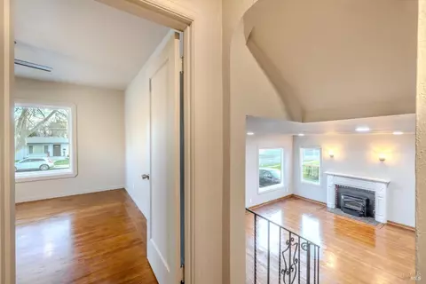 Entry Way - 1416 Florida St, Vallejo, CA 94590 photo 3 of 4