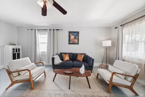 Living - 426 Coughlan St, Vallejo, CA 94590 photo 3 of 3