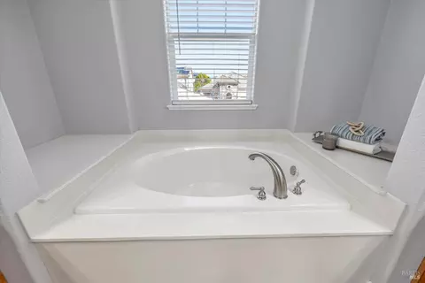 Bath - 391 Decanter Cir, Windsor, CA 95492 photo 4 of 7