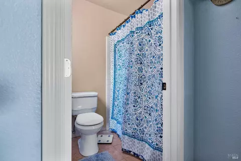 Bath - 7822 Wildflower Ct, Windsor, CA 95492 photo 2 of 3