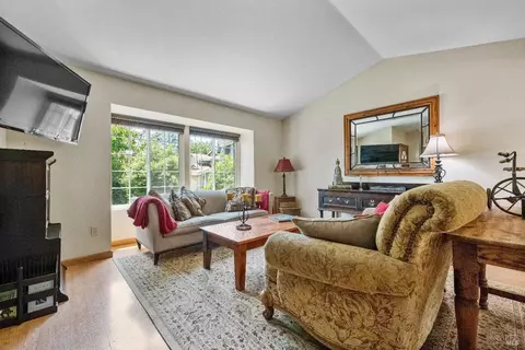 Living - 7822 Wildflower Ct, Windsor, CA 95492 photo 2 of 7