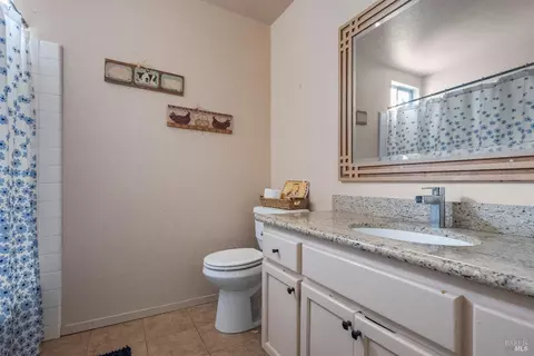 Bath - 7822 Wildflower Ct, Windsor, CA 95492 photo 3 of 3