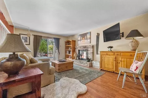 Living - 7822 Wildflower Ct, Windsor, CA 95492 photo 5 of 7