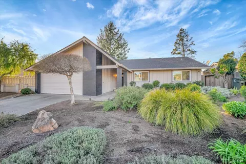 129 Oak Shadow Dr, Santa Rosa, CA 95409