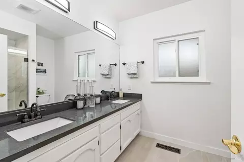 Bath - 206 Callahan Ln, Windsor, CA 95492 photo 1 of 3
