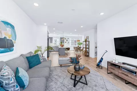 Living - 336 Pear Tree Ter #C, Napa, CA 94558 photo 3 of 4