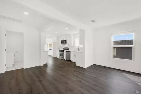 Entry Way - 400 E N St, Benicia, CA 94510 photo 1 of 3
