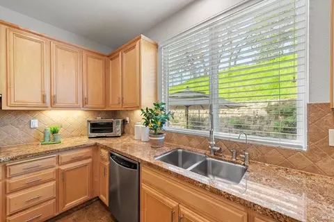 Kitchen - 711 Adagio Dr, Fairfield, CA 94534 photo 15 of 18