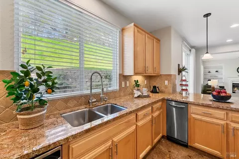 Kitchen - 711 Adagio Dr, Fairfield, CA 94534 photo 16 of 18