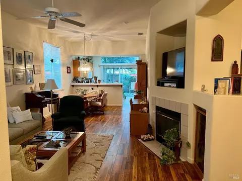 536 Wicklow Dr, Vacaville, CA 95688 photo 2