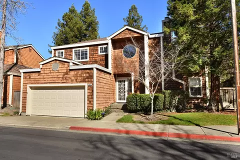 2653 Lago Oaks Dr, Santa Rosa, CA 95405