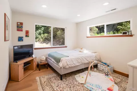 Bedroom - 13500 Branscomb Rd, Branscomb, CA 95417 photo 4 of 5