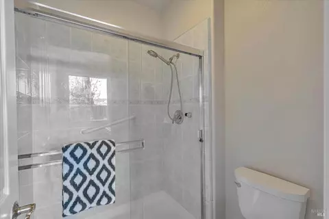 Bath - 8814 Holly Leaf Dr, Windsor, CA 95492 photo 2 of 3