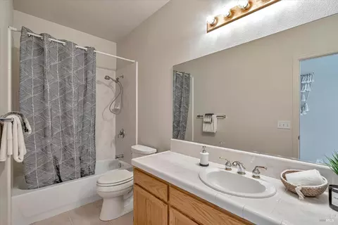 Bath - 8814 Holly Leaf Dr, Windsor, CA 95492 photo 3 of 3