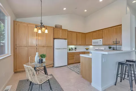 Kitchen - 8814 Holly Leaf Dr, Windsor, CA 95492 photo 4 of 5