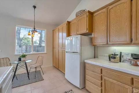 Kitchen - 8814 Holly Leaf Dr, Windsor, CA 95492 photo 3 of 5