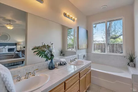 Bath - 8814 Holly Leaf Dr, Windsor, CA 95492 photo 1 of 3