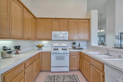 Kitchen - 8814 Holly Leaf Dr, Windsor, CA 95492 photo 2 of 5