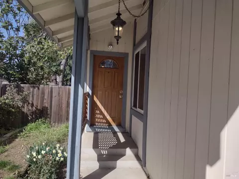 692 Hamilton Dr, Vacaville, CA 95687 photo 2